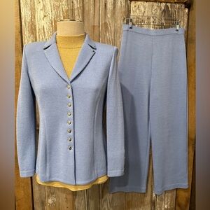 ST. JOHN COLLECTION EUC 8 Pantsuit Periwinkle Blue Santana Knit w/Gold Buttons